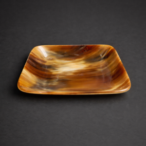 Farfurii premium din corn natural lucrate manual, design rustic elegant pentru servire aperitive și decor masă.