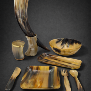 Set servire masă din corn natural handmade cu pahar mare, pahar mic, farfurie, bol, platou, cuțit, furculiță și lingură.