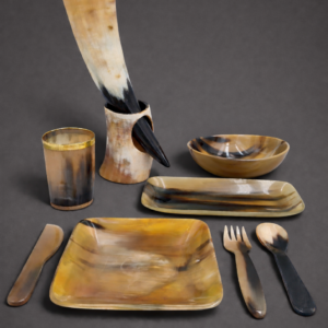 Set rustic din corn natural cu pahar mare, pahar mic, farfurie, bol, platou și tacâmuri.